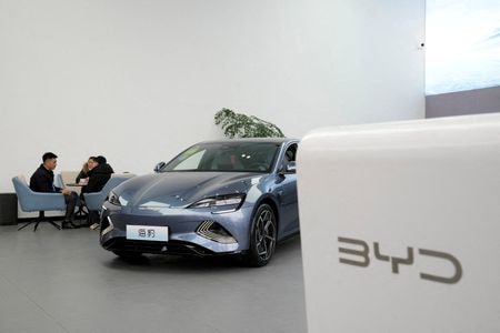 　中国電気自動車（ＥＶ）大手の比亜迪（ＢＹＤ） は１０日、人気セダン「シール」の最低価格を１０％引き下げた。世界最大の自動車市場の中国でリード拡大を狙う。上海で２月撮影（２０２３年　ロイター／Aly Song）