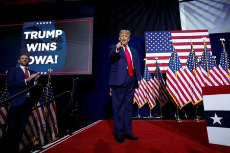 ２２日の米株式市場で、トランプ前大統領に関連する企業の株価が急伸。１５日撮影（２０２４年　ロイター/Evelyn Hockstein/File Photo）
