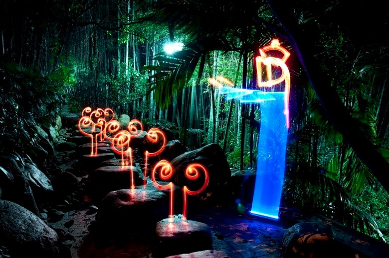 「大手国有キョンシー」はまた延命される？（写真右がキョンシー人形）　mxing-iStockphoto.com