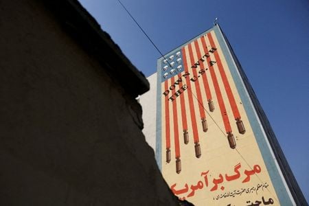 写真はイランのテヘランにある建物に描かれた反米の壁画。1月24日に撮影。WANA提供。REUTERS