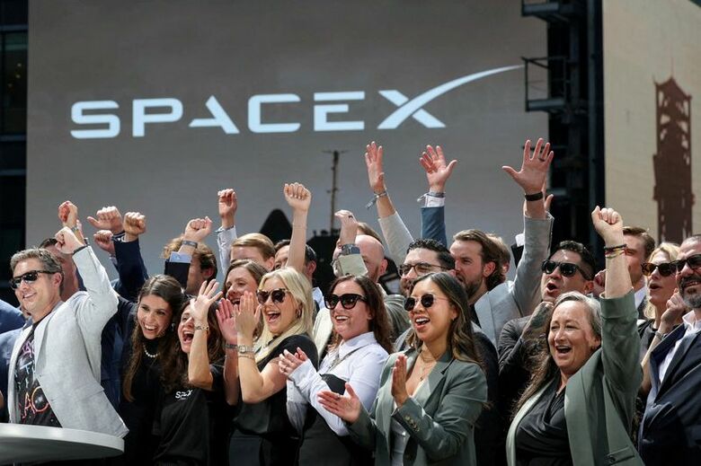 スペースXの新規株式公開（IPO）当日、ニューヨークのナスダック市場で経営陣とゲストが祝賀会を行った。6月12日撮影。REUTERS/Brendan McDermid