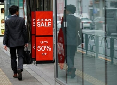 　１２月１２日、月末の金曜日に早めの退社を促し、家族や友人との食事や旅行、買い物などの消費を刺激しようという官民あげての「プレミアムフライデー」の取り組みが、来年２月から始まる。都内で９月撮影（２０１６年　ロイター/Toru Hanai）