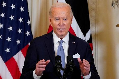 ５月３０日、バイデン米大統領の選挙陣営は、トランプ前米大統領が不倫口止め料裁判で有罪評決を受けたことについて、法を超越する存在はいないことが示されたと述べた。一方で、１１月の大統領選の構図にはほとんど影響しないとの見方を示した。写真はバイデン大統領。ホワイトハウスで２３日撮影（２０２４年　ロイター／Elizabeth Frantz）