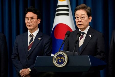 写真は韓国の金民錫首相（左）と李在明大統領。ソウルの大統領府で２０２５年６月撮影。Ahn Young-joon/Pool via REUTERS/File Photo