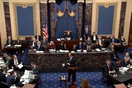 　１月２３日、米議会上院でのトランプ大統領の弾劾裁判は、検察官役を務める下院民主党による２日目の冒頭陳述を行い、議員らは、大統領選の同党の有力候補、バイデン氏が副大統領在任中にウクライナに不適切な行動を取ったとのトランプ氏の以前からの主張に理路整然と反論を試みた。写真は配信動画からの抜粋（２０２０年　ロイター/Senate TV）