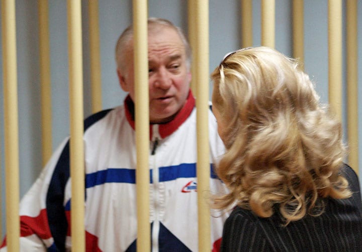 2006年8月、イギリスのためにスパイ活動をした容疑でモスクワの軍事法廷の被告席に立たされたセルゲイ・スクリパリ　Kommersant/Yuri Senatorov/REUTERS