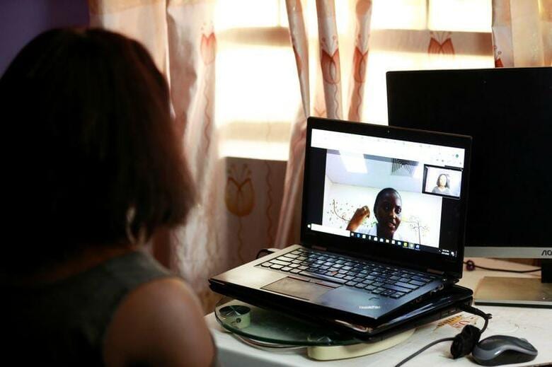 新型コロナウイルスのパンデミック(世界的な大流行)が続く中、世界中で医療のあり方に大きな変化が生じており、アフリカでも医者の診察は対面ではなくオンラインによる遠隔の問診で行われるケースが増えている。写真は、ナイジェリアの首都アブジャで医者とビデオチャットをする、慈善団体調査員のロベス・メティボバさん。8月31日撮影(2020年　ロイター/Afolabi Sotunde)