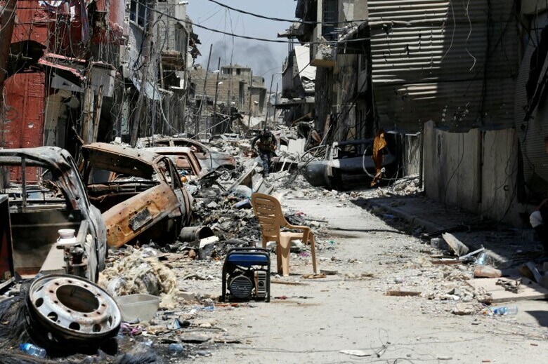 　６月２９日、イラク北部モスルの旧市街で過激派組織「イスラム国」（ＩＳ）掃討作戦を進める政府軍は、歴史的礼拝所ヌーリ・モスク周辺を制圧。これを受け、アバディ首相は「偽りの国家の終わり」を迎えたと宣言した。モスルで２８日撮影（２０１７年　ロイター/Ahmed Jadallah）