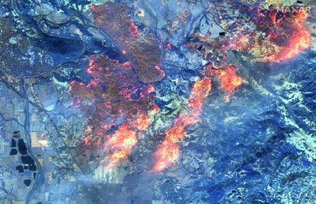 　１０月３１日、米カリフォルニア州で山火事が多発するなか、同州南部のサンバーナーディーノ国立森林公園で新たな山火事が発生し、８０ヘクタールに延焼し、住宅６軒以上が倒壊するなどの被害を受けた。写真は２７日、同じくカリフォルニア州のヒールズバーグで発生した山火事を撮影した短波赤外線（ＳＷＩＲ）画像（２０１９年　ロイター/Maxar Technologies）