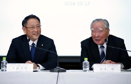 　３月２９日、トヨタ自動車とスズキは、インドで２０１９年春から車両を互いにＯＥＭ（相手先ブランドによる生産）供給すると発表した。両者の社長と会長、２０１６年撮影（２０１８年　ロイター／Toru Hanai）