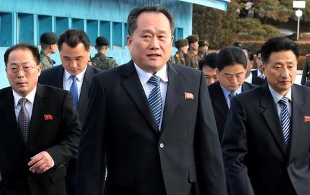 　１月２０日、北朝鮮は先週、外交関係のある国々に対し、李容浩（リ・ヨンホ）氏に代わって軍出身の李善権（リ・ソングォン）氏（写真中央）が外相に就任したと通知した。２０１８年１月撮影。代表撮影（２０２０年　ロイター）