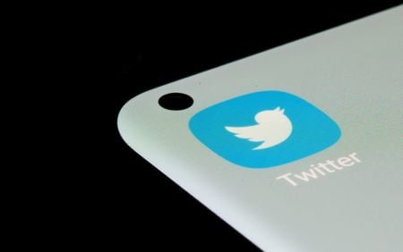 　４月２５日、米ツイッターのパラグ・アグラワル最高経営責任者（ＣＥＯ）は、米起業家イーロン・マスク氏による非公開化が完了した後の同社の将来は不透明との見方を示した。写真はツイッターのアプリ。２０２１年７月撮影（２０２２年　ロイター/Dado Ruvic）