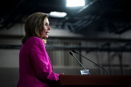 米民主党のペロシ下院議長は、大統領選で民主党のバイデン候補もトランプ大統領も圧倒的な勝利を収めなければ、議会が結論を出すというシナリオに備えるように民主党に呼び掛けている。１８日撮影（２０２０年　ロイター/ALEXANDER DRAGO）