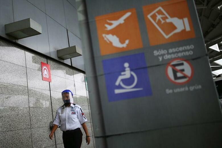 ＷＨＯの米州事務局である汎米保健機構のエティエンヌ事務局長は、中南米地域では新型コロナウイルスの感染予防対策が維持されなければ、感染による死者が１０月までに４３万８０００人に達する可能性があると警告した。写真は１１日、メキシコ市の空港で撮影（２０２０年　ロイター／/Edgard Garrido）