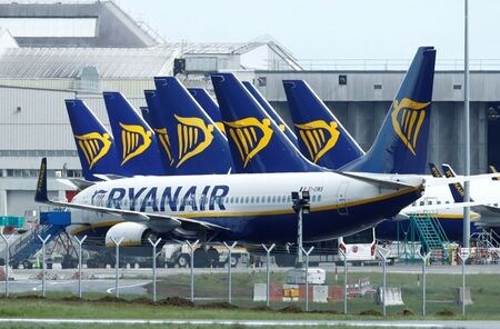 欧州格安航空会社（ＬＣＣ）最大手ライアンエアは１８日、年間の旅客数目標をさらに２０％下方修正し、路線も縮小する方針を発表した。写真は５月１日、アイルランドのダブリンで撮影（２０２０年　ロイター/Jason Cairnduff）