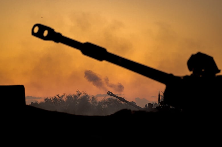 ガザに照準を合わせるイスラエル軍の大砲（11月21日）　CHRISTOPHER FURLONG/GETTY IMAGES