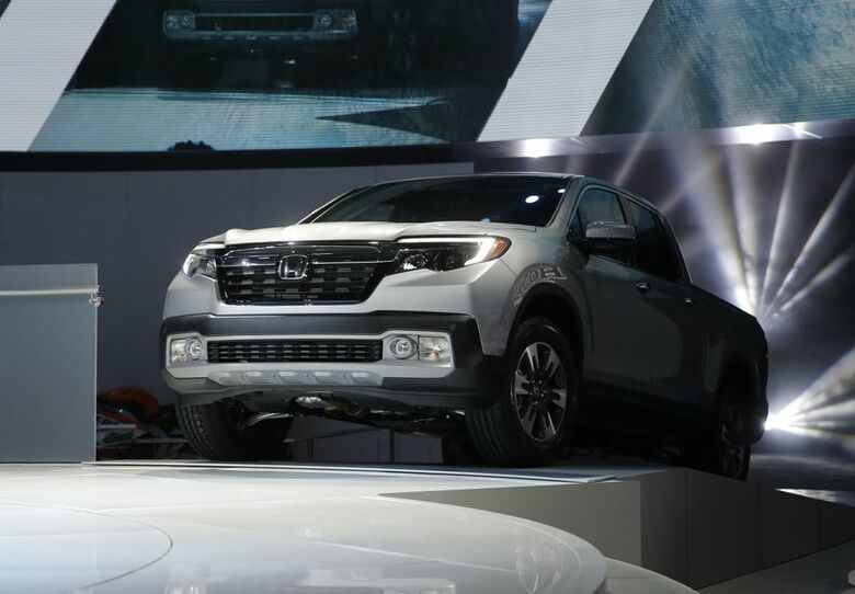 FILE PHOTO：2016年1月11日、デトロイトで開催された北米国際自動車ショーで発表された2017年型ホンダ・リッジライン。REUTERS/Mark Blinch/ファイル・フォト