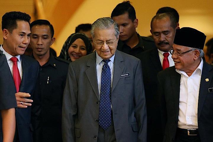 マレーシアのマハティール首相は15日、未完のパイプライン建設事業を巡り、中国の国有企業、中国石油天然気管道局（CPP）の銀行口座から10億リンギット（約2億4350万ドル）超を同日までに差し押さえたことを明らかにした。写真は記者会見の会場を後にするマハティール首相（2019年　ロイター/Lim Huey Teng）