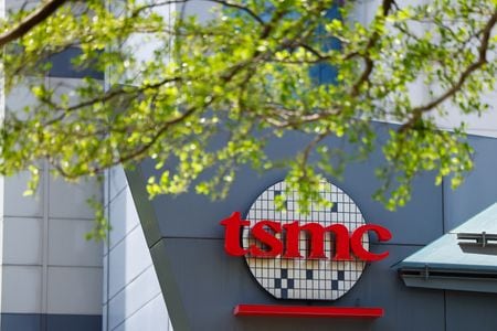 　半導体受託生産の世界最大手、台湾積体電路製造（ＴＳＭＣ）は１５日に２０２５年第４・四半期（１０─１２月）決算を正式発表するとともに、２６年第１・四半期と通年の業績見通しを示す。写真は同社ロゴ、台湾で昨年４月撮影（２０２６年　ロイター/Ann Wang）