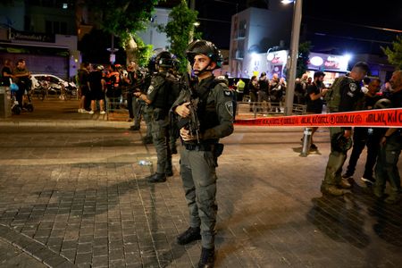 イスラエル警察によると、商都テルアビブで銃乱射事件が発生し、少なくとも６人が死亡、９人が負傷した。写真は現場付近で１日撮影（２０２４年　ロイター/Ammar Awad）