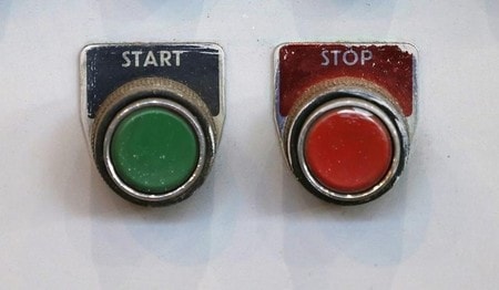 　８月９日、メイ英首相が総工費約２兆４０００億円の原子力発電所建設プロジェクトの計画承認を延期したことを受けて、中国は英国が中国資本への門戸を閉ざすことに抗議し、両国関係が重大な岐路にさしかかっていると警告。写真は２０１２年、英ブリッジウォーターにあるヒンクリーポイントＢ原発のタービンホールにあるスタートとストップボタン（２０１６年　ロイター/Suzanne Plunkett）