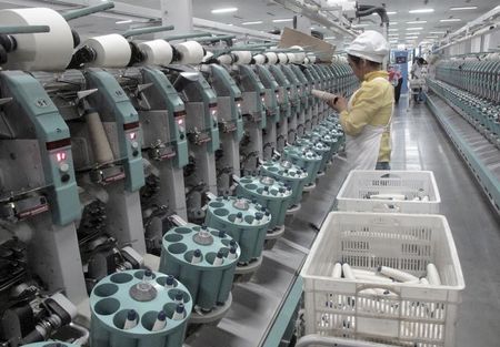 　２月１日、財新／マークイットが発表した１月の中国製造業購買担当者景気指数（ＰＭＩ）は４８．４。前月の４８．２から上昇したものの、景況改善と悪化の分かれ目となる５０を１１カ月連続で下回った。アクス市で昨年１２月撮影（２０１６年　ロイター/Dominique Patton）
