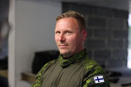 　フィンランド陸軍の予備役ヤンネ・ラット氏（４７）はロシア国境から約１６キロメートル地点にある射撃場で、車のトランクを開け、小型の監視ドローンと遠隔操作用のコントローラーを取り出した。５月２１日、同国南東部ラッペーンランタ近郊で撮影（２０２５年　ロイター/Leonhard Foeger）