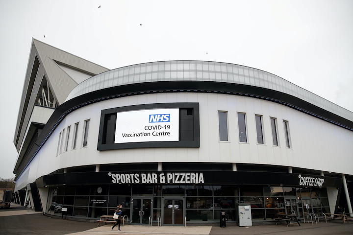 スタジアムの一部を改装した英NHSのワクチンセンター（ブリストル、1月11日）　Matthew Childs-REUTERS