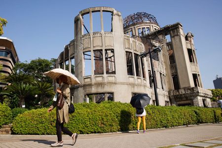 　１９日に始まる主要７カ国首脳会議（Ｇ７）の開催地となる広島市は、マツダ・お好み焼き・カープが全国的に有名だ。写真は原爆ドーム。１７日撮影（２０２３年　ロイター/Androniki Christodoulou）