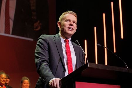 　ニュージーランドのヒプキンス首相が新型コロナウイルス陽性となり、隔離中はリモートで公務を行うと、首相府が１０月１日明らかにした。９月２日、オークランドで撮影（２０２３年　ロイター/David Rowland）