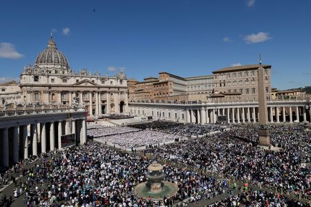 　２１日に死去したローマ教皇フランシスコの葬儀が２６日、バチカン市のサンピエトロ広場で行われ、世界の指導者や王室、多くの弔問客が参列した。ローマ教皇庁によると、信者ら約２０万人も広場周辺に集まり、教皇に最後の別れを告げた（２０２５年　ロイター/Remo Casilli）