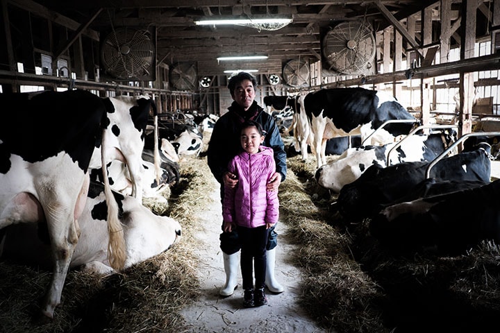 震災前は浪江町で酪農をしていた今野剛さん。現在は場所を変えて酪農を続けている（本宮市、1月1日撮影）