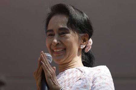 　１１月１０日、ミャンマーで８日に実施された総選挙の最新結果によると、アウン・サン・スー・チー党首（写真）率いる最大野党、国民民主連盟（ＮＬＤ）が大半の地域を制し、次期政権を樹立する見通しだ。９日撮影（２０１５年　ロイター/Jorge Silva）