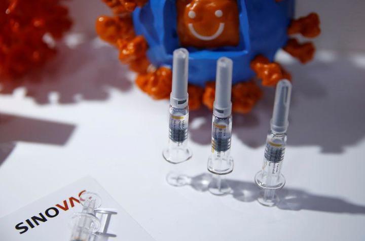 中国シノバック・バイオテック（科興控股生物技術）は７日、同社が開発する新型コロナウイルスワクチンは高齢者に対して安全とみられるが、ワクチンによる免疫反応は弱めになるとの見解を示した。北京で5日撮影(2020年　ロイター/Tingshu Wang)