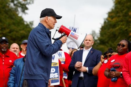 米自動車部品工業会（ＭＥＭＡ）は２６日、バイデン大統領に対し、全米自動車労働組合（ＵＡＷ）の米３大自動車メーカー（ビッグ３）に対するストライキの影響を受けている自動車部品会社向けの支援を提供するよう要請した。写真は９月２６日、米ミシガン州ウェイン郡ベルビルにあるＧＭの施設の前のピケラインを訪問するバイデン大統領（２０２３年　ロイター／Evelyn Hockstein）