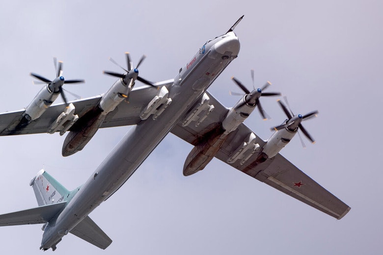ツポレフTu-95爆撃機　aarrows-Shutterstock