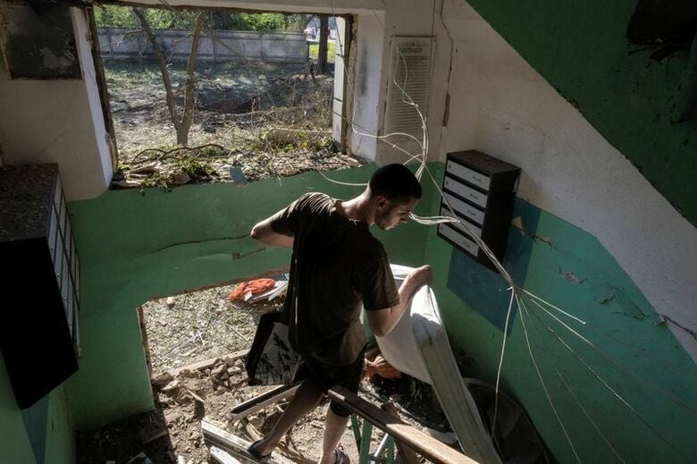 夜間にロシアの攻撃を受けたアパートで2日撮影　REUTERS/Thomas Peter