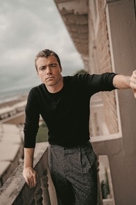 『ナイト・エージェント』主演ガブリエル・バッソが語る、信念と責任の覚悟