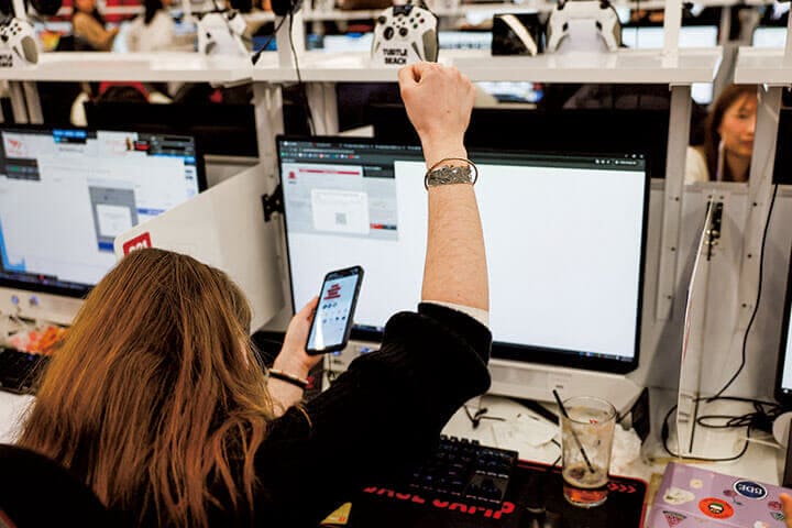 ソウルのネットカフェでツアーチケット獲得に成功したファン