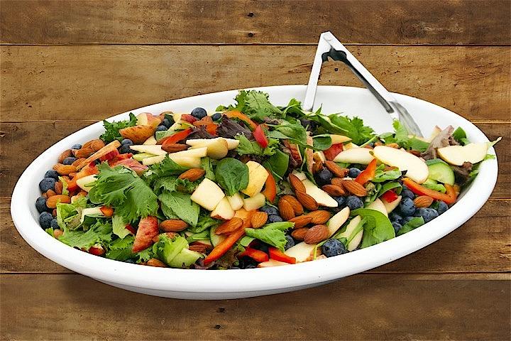 ナッツをトッピングしたサラダ