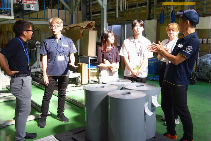 和光紙器の従業員から説明を受ける企業評価班メンバーたち（写真提供：慶應義塾大学 蟹江研究会 企業評価班）