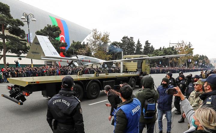 アゼルバイジャンの戦争パレードで披露された無人機（2020年12月）　Aziz Karimov -REUTERS