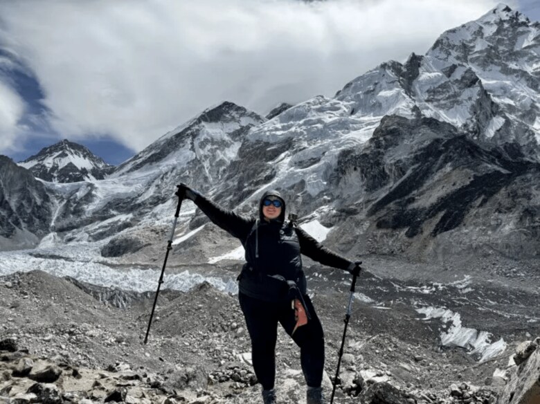 SNSで募集していた肥満の人のためのエベレスト登山ツアーでエベレストのベースキャンプのそばまで来たマッケイ（2004年3月） KATIE MCCAY