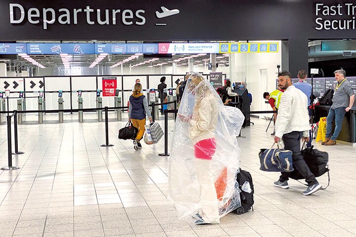 旅行の習慣を取り戻すには時間がかかる（6月、英ルートン空港）　PAUL CHILDS-REUTERS