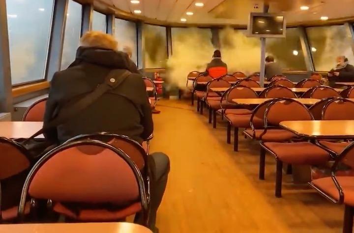 フェリーの窓が大波で砕けた瞬間　The Telegraph-YouTube