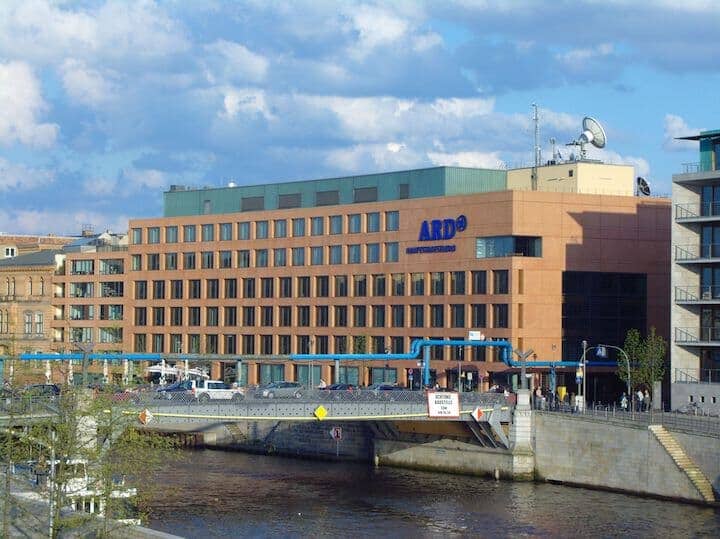 シュプレー川のほとりにあるベルリンの ARD Capital Studio  CC BY-SA 4.0