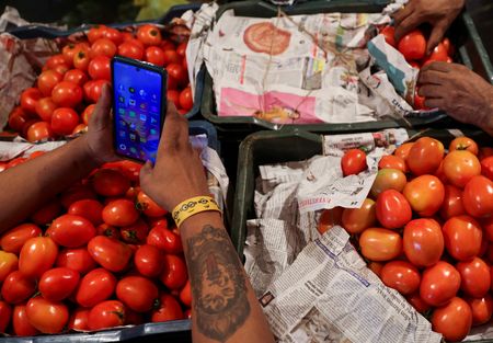 インド政府が３月１２日発表した２月の消費者物価指数（ＣＰＩ）前年比上昇率は３．６１％で、半年ぶりに４％の節目を割り込み、昨年７月以来の低い伸びになった。２０２３年８月、ナビムンバイの市場で撮影（２０２５年　ロイター/Francis Mascarenhas）