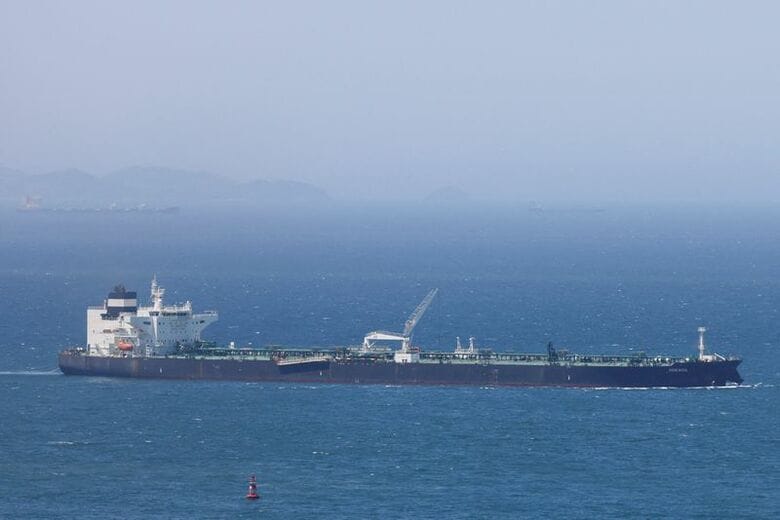 ホルムズ海峡を通過するUAE産原油を積載した原油タンカー。5月8日撮影。REUTERS/Kim Soo-hyeon/File Photo