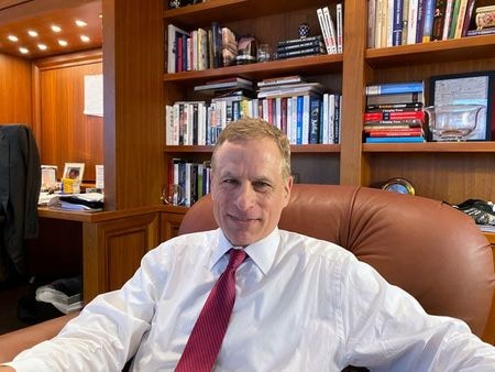 米ダラス地区連銀のカプラン総裁は７日、連邦準備理事会（ＦＲＢ）はパンデミック（世界的大流行）収束後、直ちに景気支援策の縮小に着手する必要があるとの考えを示した。 昨年撮影（２０２１年　ロイター／Ann Saphir）