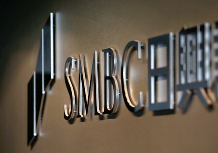 　４月２８日、ＳＭＢＣ日興証券の牛島真丞常務は、２０２２年３月期の決算会見で、相場操縦事件により、売上高に１００億円程度の影響があったと述べた。写真は同社のロゴ。都内で２０１７年１２月撮影（２０２２年　ロイター/Kim Kyung-Hoon）